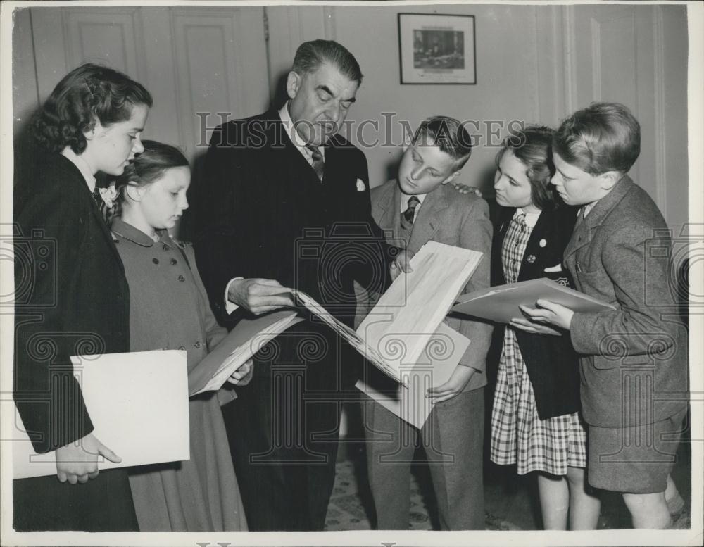 1953 Press Photo Belgian Ambassador-Presents Letters And Scrapbook To Children - Historic Images