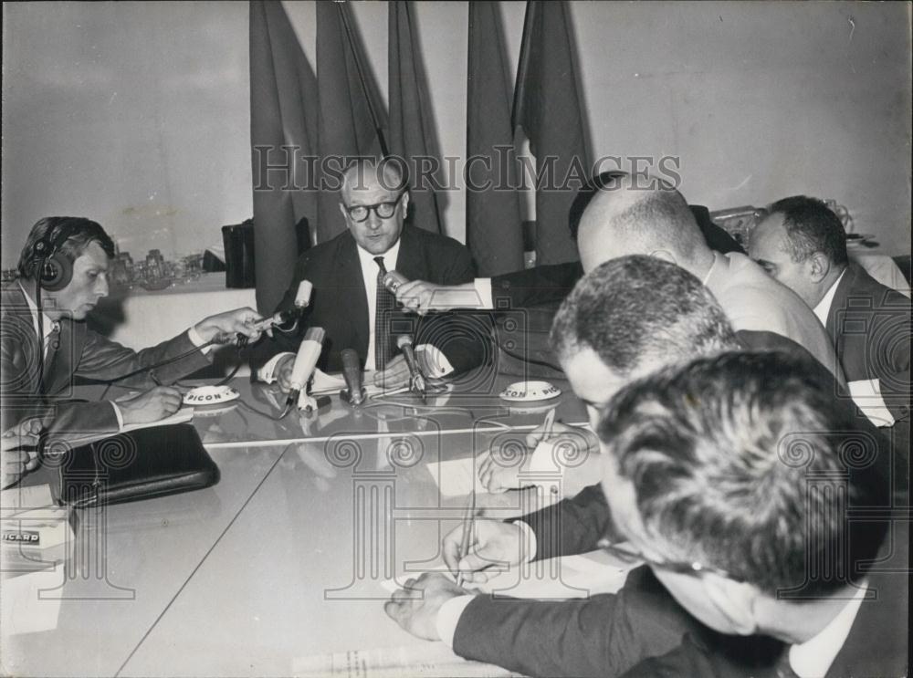 1965 Press Photo Guy Mollet President French Socialist Party Press Conference - Historic Images