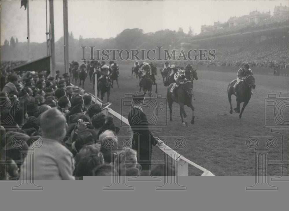 1953 Press Photo The finish of the Arc De Triomphe race.Won by La Sorellina - Historic Images