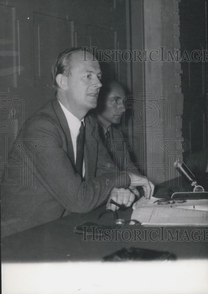 1955 Press Photo .Peter Wilkinson General Secretary of the Geneva Conference - Historic Images