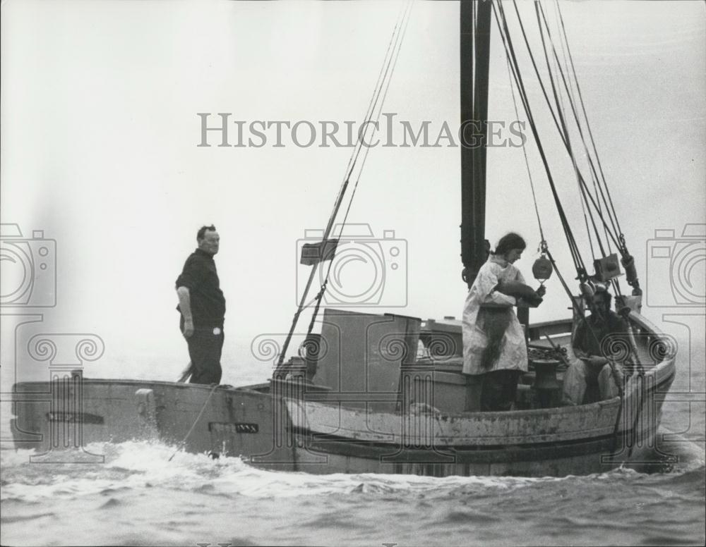 1973 Press Photo Guard For Seal Men - Historic Images