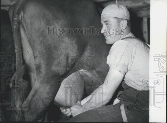 1958 Press Photo Farmer Adolf Urbin "King of the Milkers" - Historic Images