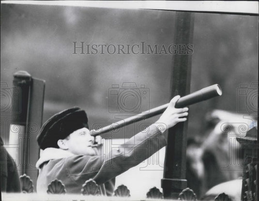1965 Press Photo Man Uses Telescope View Escaped Golden Eagle London Zoo - Historic Images