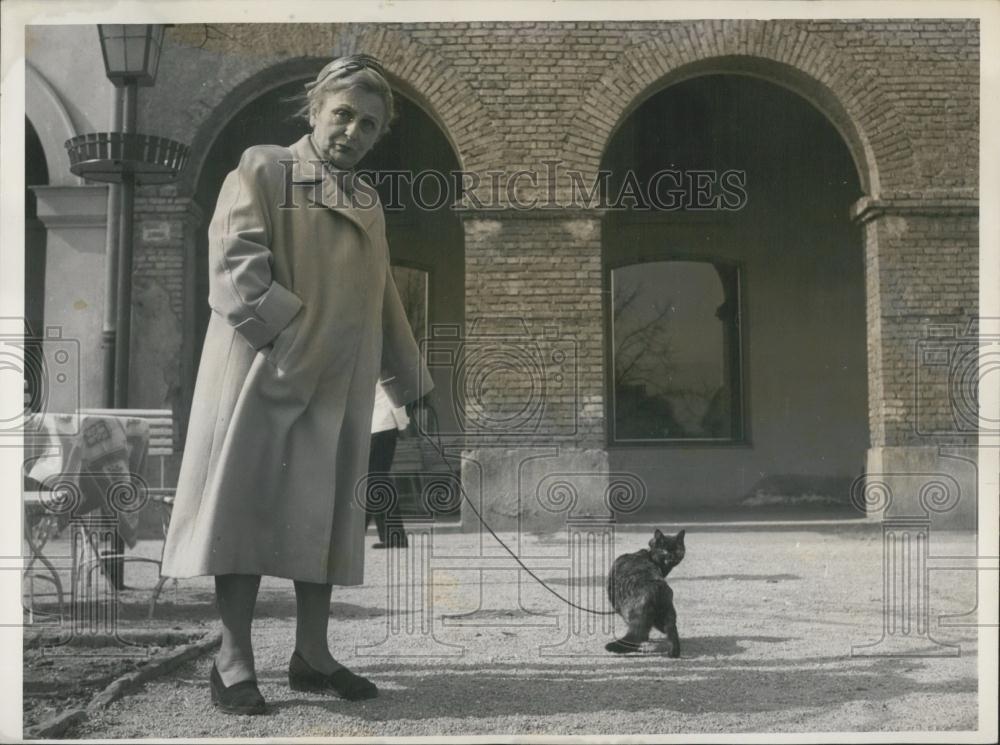 Press Photo Mrs. Kluxen Walks Cat Mischi Hofgarten Munich Court Yard - Historic Images