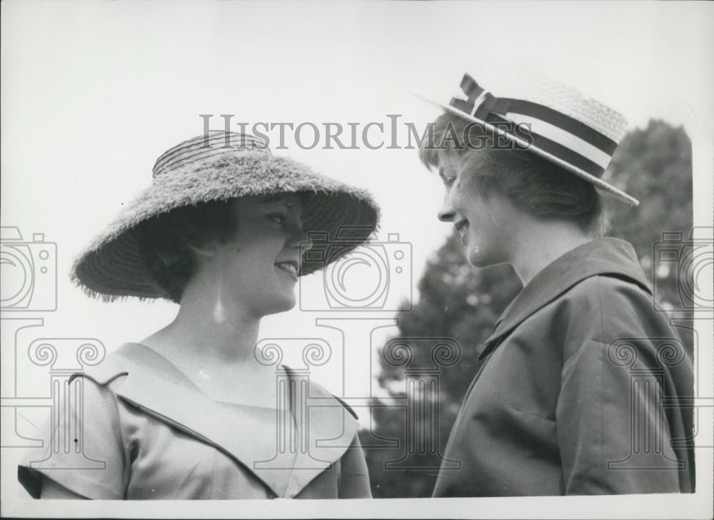 1958 Press Photo Martina Foster Royal Blue Italian Straw hat Anne Clark Henley - Historic Images