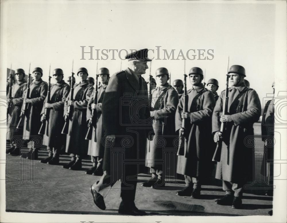 1956 Press Photo Field Marshal Viscount Montgomery Inspects Guard Honor Belgrade - Historic Images
