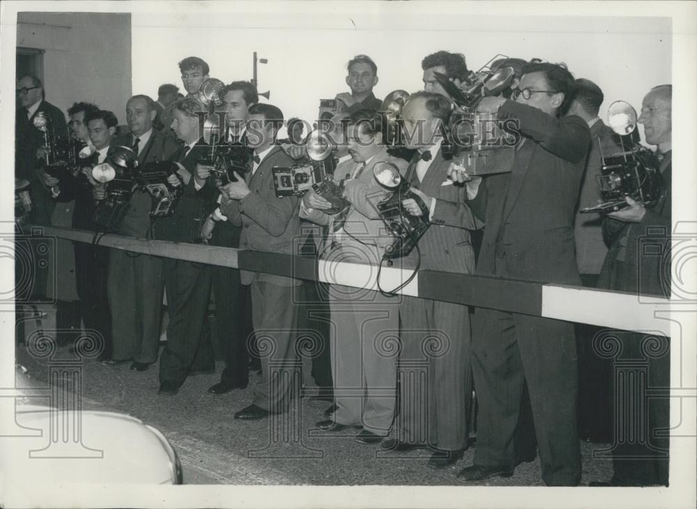 1955 Press Photo Group Captain Peter Townsend Returns From Brussels - Historic Images