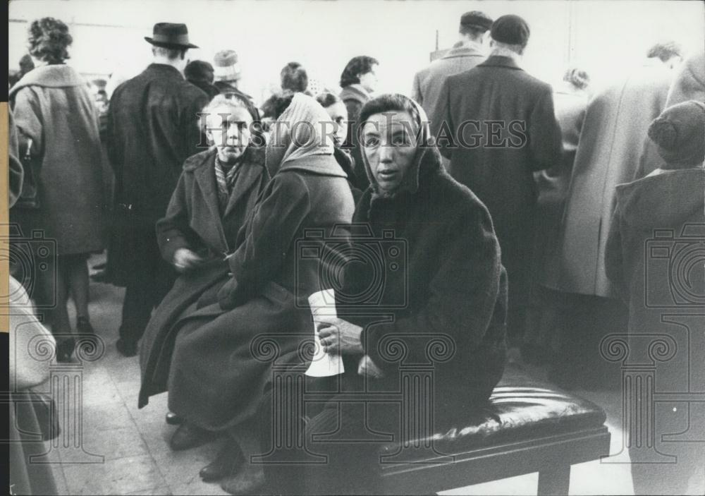 1962 Press Photo Hamburg Harburg.women shelter from storm tide - Historic Images