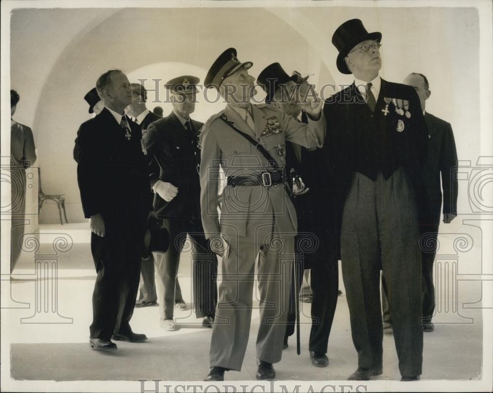 1954 Press Photo Field Marshal Montgomery Inspects Cloisters Memorial El Alamein - Historic Images