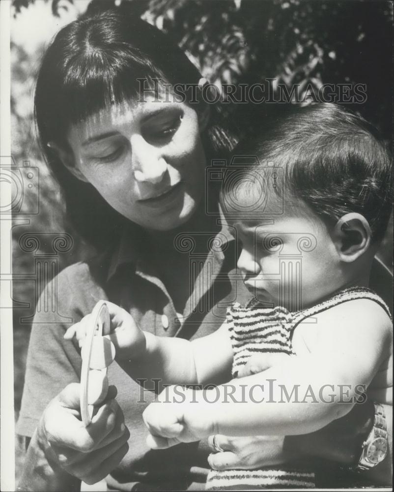 1969 Press Photo Yael Dayan,daughter of General Moshe Dayan and her son - Historic Images