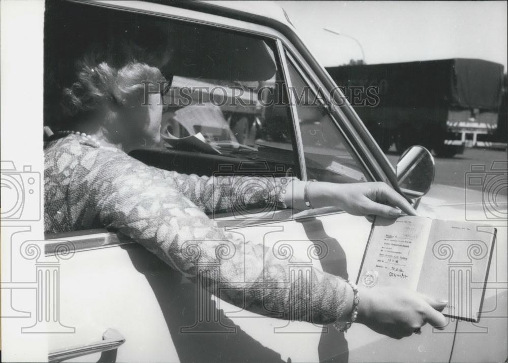 1968 Press Photo Woman Shows Her Passport With Eastzone Visa German Autobahn - Historic Images