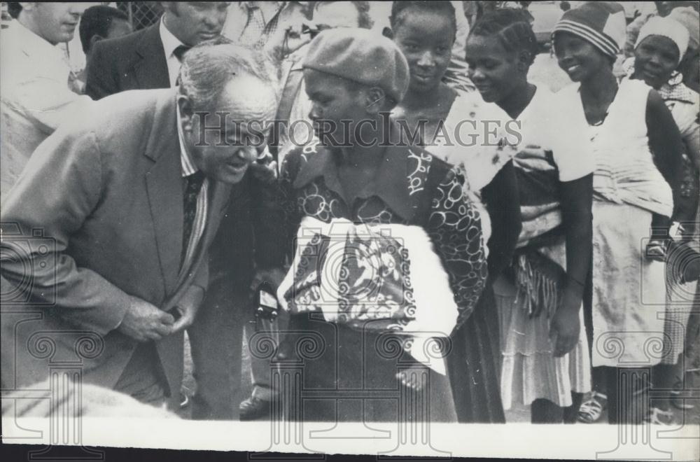 1980 Press Photo Governor Lord Soames Meets Voters - Historic Images