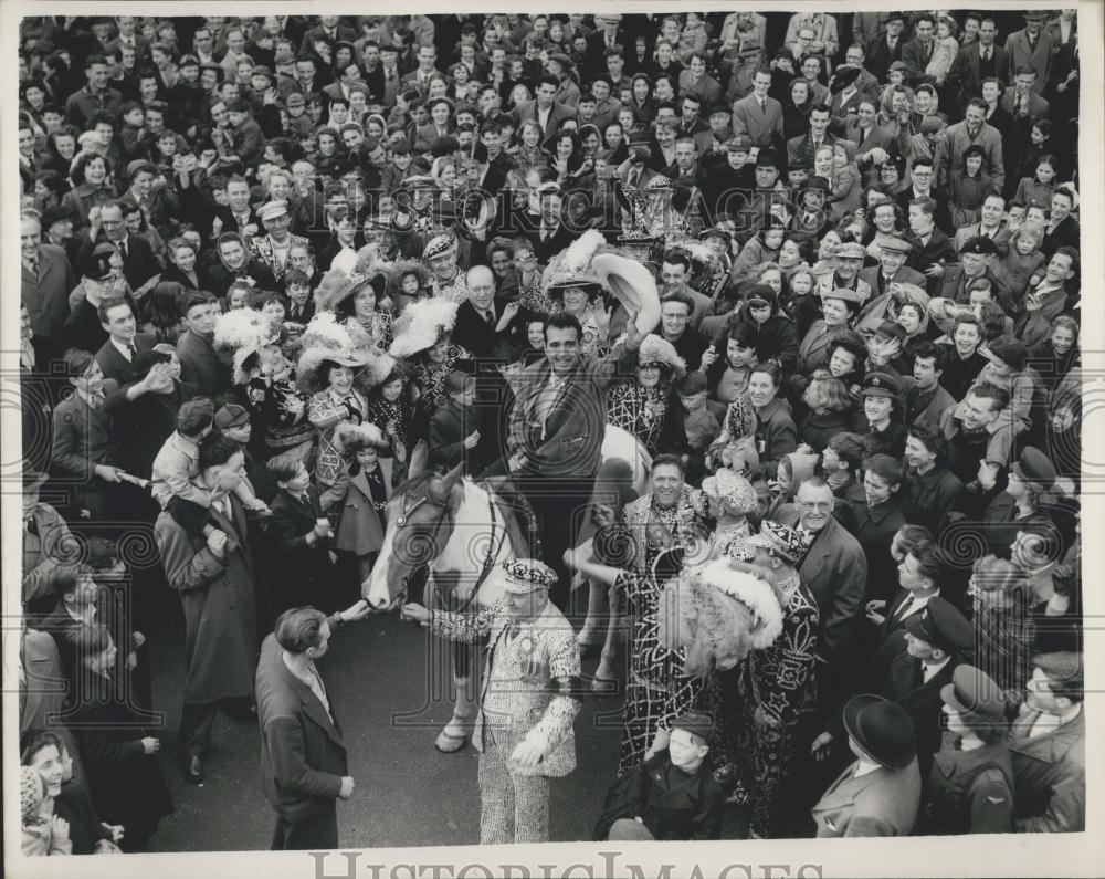 1953 Press Photo Singer Tennessee Ernie, J Marriott, Battersea Fun Fair - Historic Images