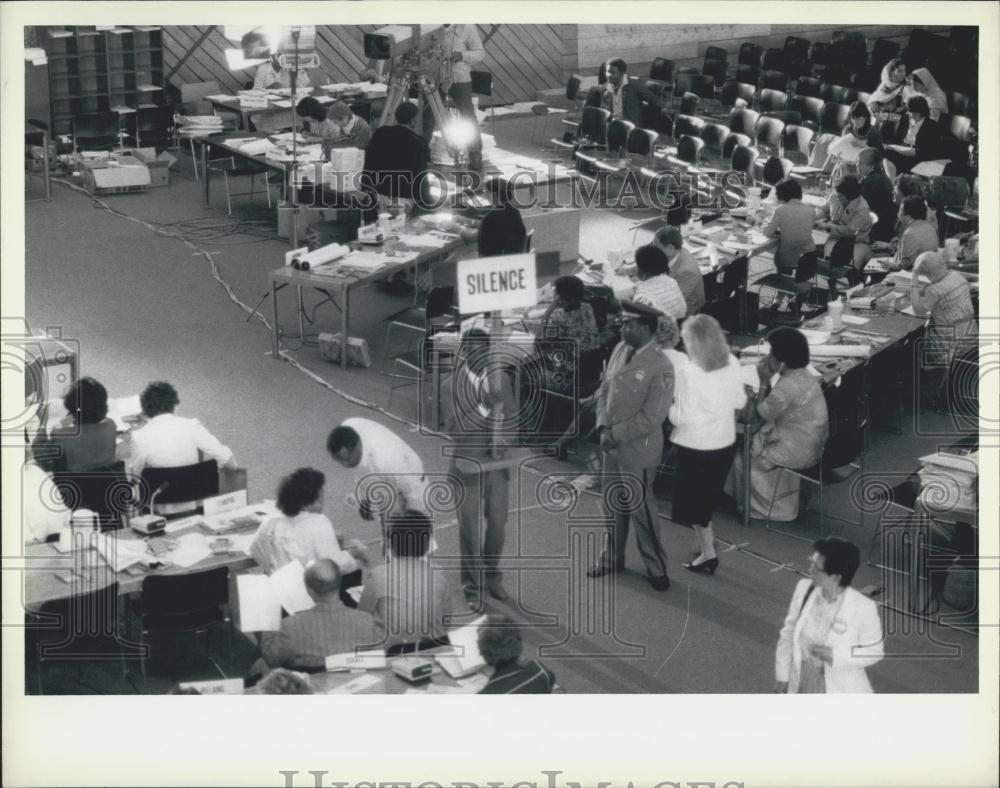 Press Photo Officer United Nations Women's Decade Holds Placard For Silence - Historic Images