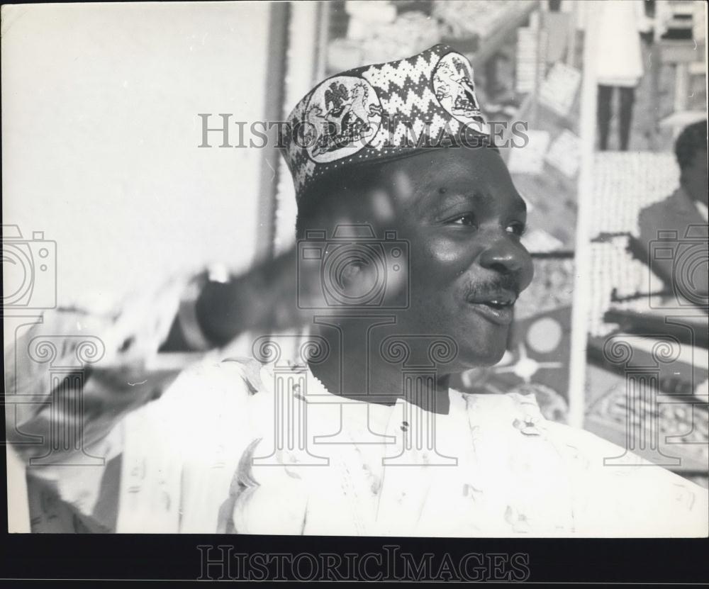 1975 Press Photo Gown Kampala Summit - Historic Images