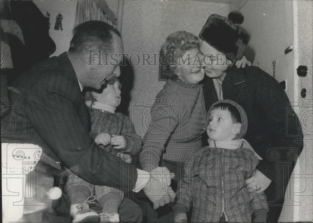 1963 Press Photo East Berliner &amp; West Berliners Meet Again After 28 Months - Historic Images