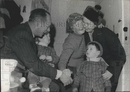 1963 Press Photo East Berliner & West Berliners Meet Again After 28 Months - Historic Images