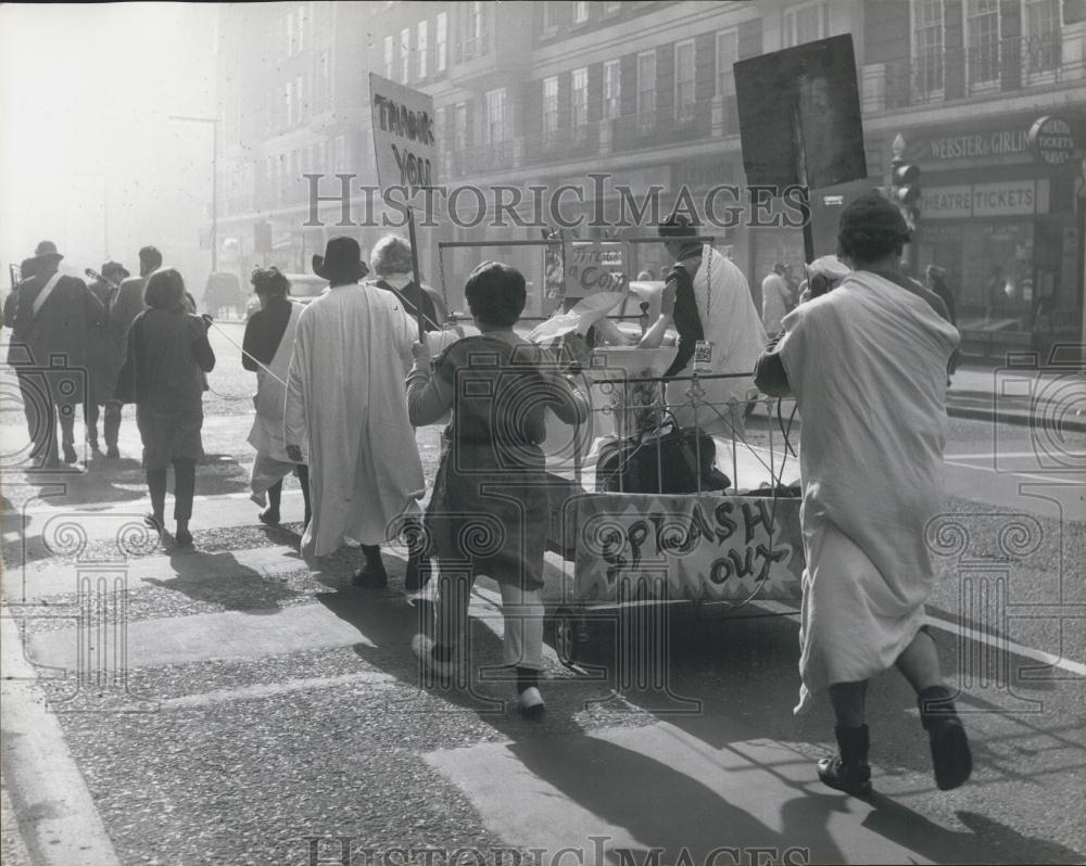 1963 Press Photo Bedstead Race Through London Streets - Historic Images