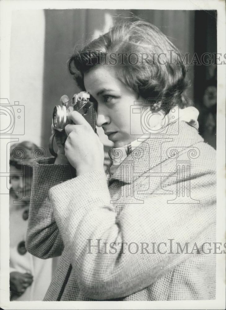 1957 Press Photo Kate - Mrs. Whitney&#39;s daughter taking photograph - Historic Images