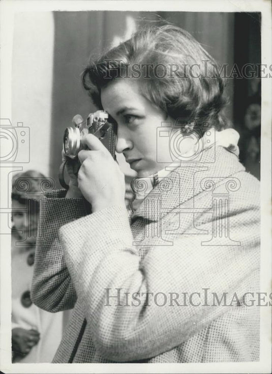 1957 Press Photo Kate - Mrs. Whitney's daughter taking photograph - Historic Images
