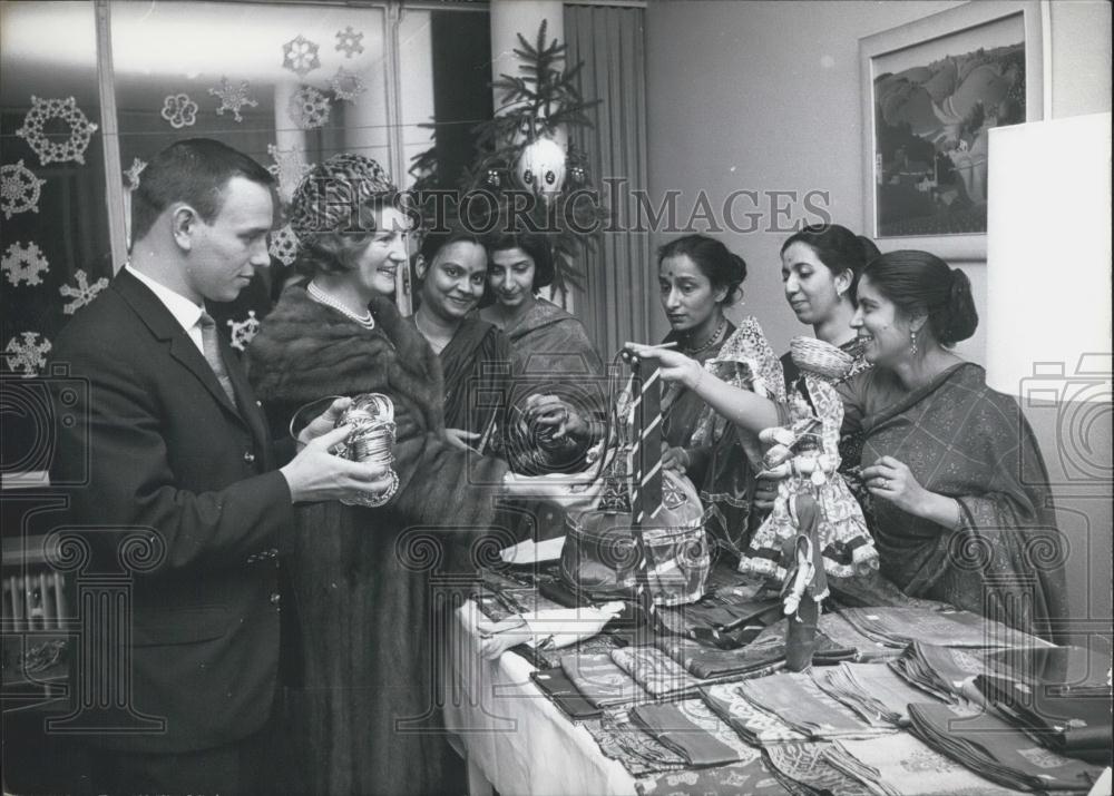 1962 Press Photo Bazaar Bonn Women Indian Embassy Works Art Assist Soldiers - Historic Images