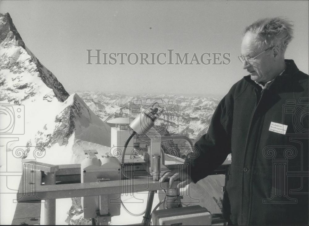 1990 Press Photo Meteorologist Fritz Mrtschi Checks Instruments Jungfrau - Historic Images