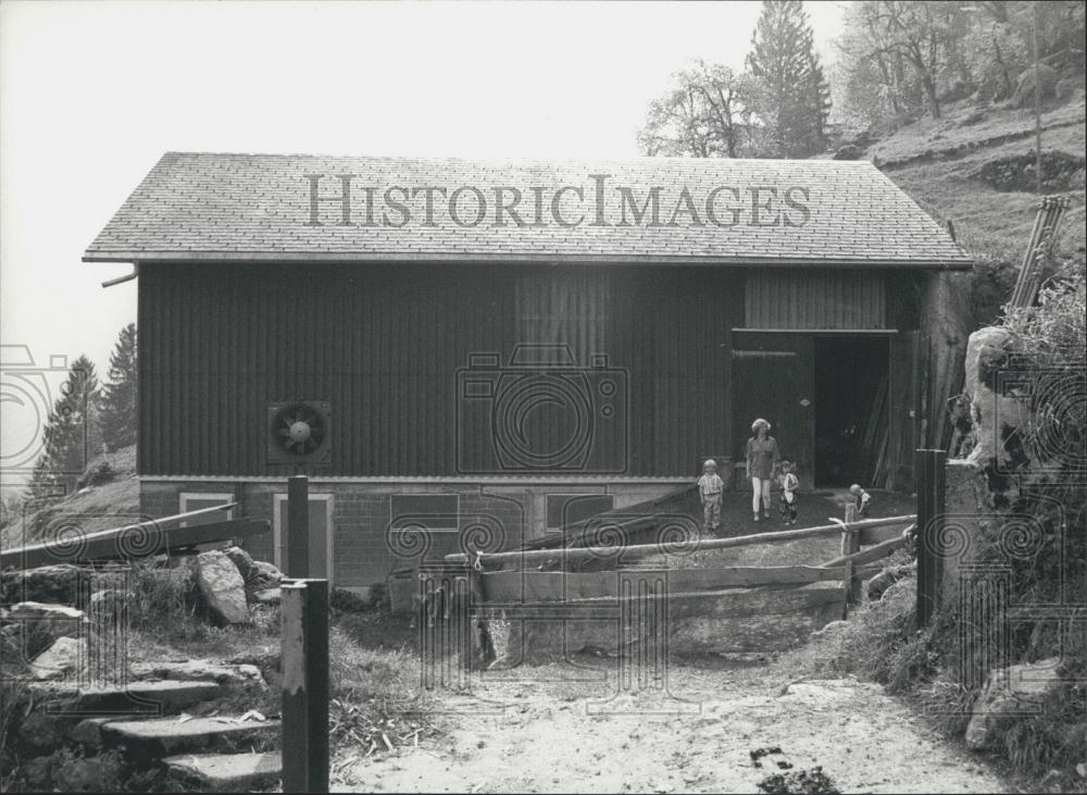 1990 Press Photo Walking Tour Barn Moutathal Switzerland - Historic Images
