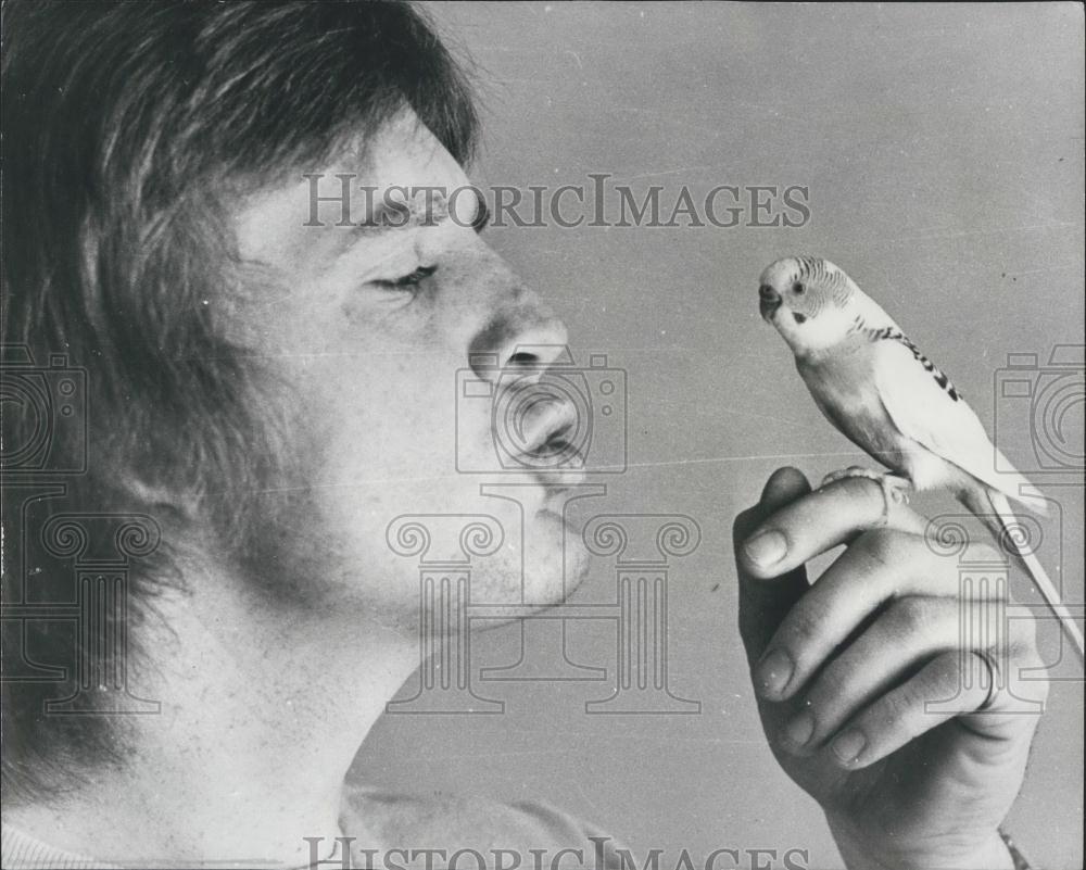 1980 Press Photo Bobby Budgie Bird With Owner Rick Schroder Australia - Historic Images
