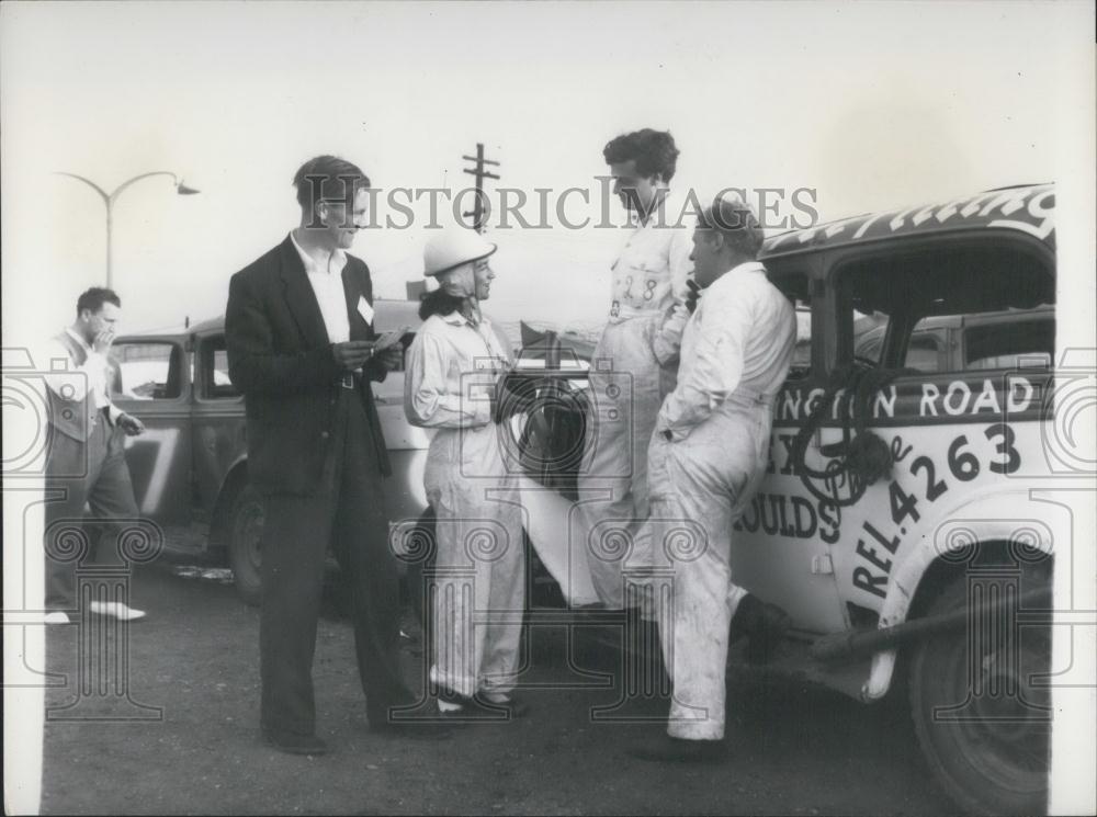 Press Photo Betty Chessen Stock Car Racer When She Is Not Nursing - Historic Images