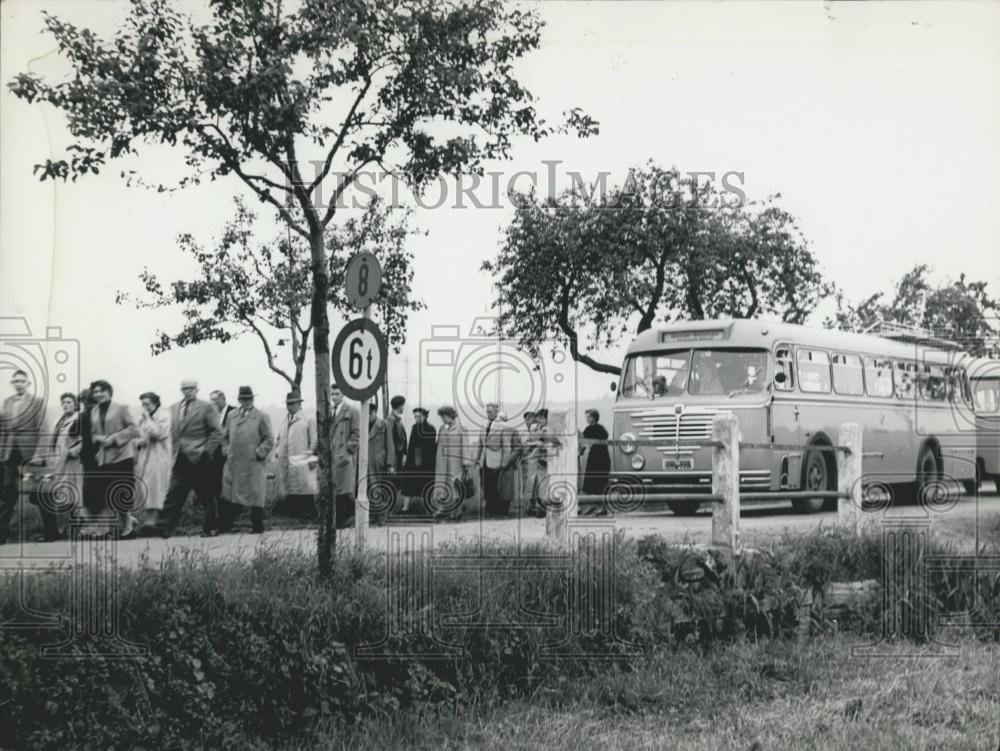 1956 Press Photo Passengers Disembark Bus Bridge Muellingen Hanover Bridge - Historic Images