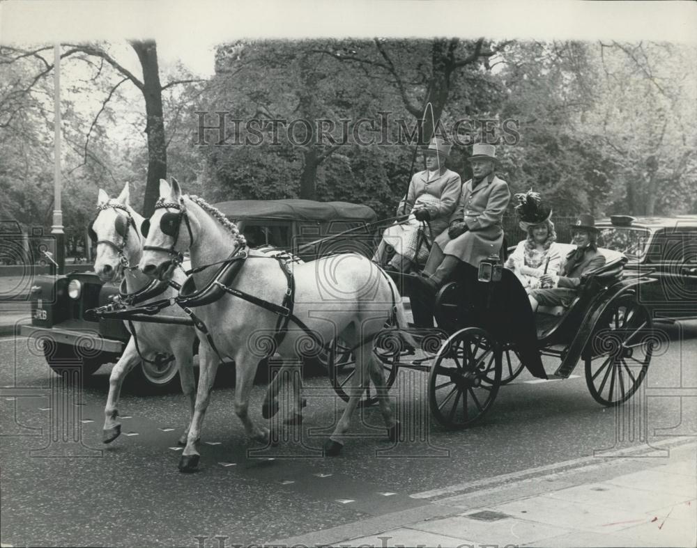 1969 Press Photo Horse-Drawn Landau, West End, Burlington House - Historic Images