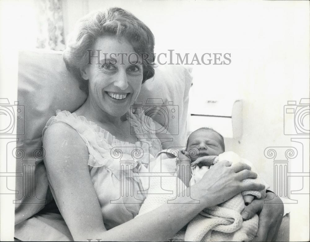 1969 Press Photo Angela Mortimer Tennis Star Newborn Son Michael Edward - Historic Images