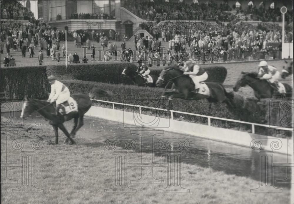 1953 Press Photo Prixadu President de la Republique at Auteuil horses jump - Historic Images