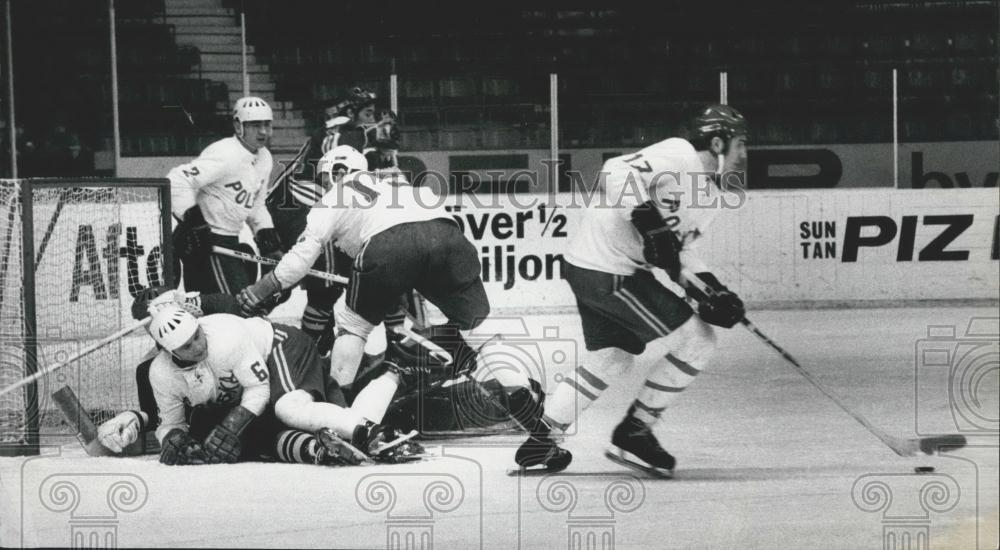 Press Photo Tadeusz Obloj With Puck Player Fight Finland Poland World Hockey - Historic Images