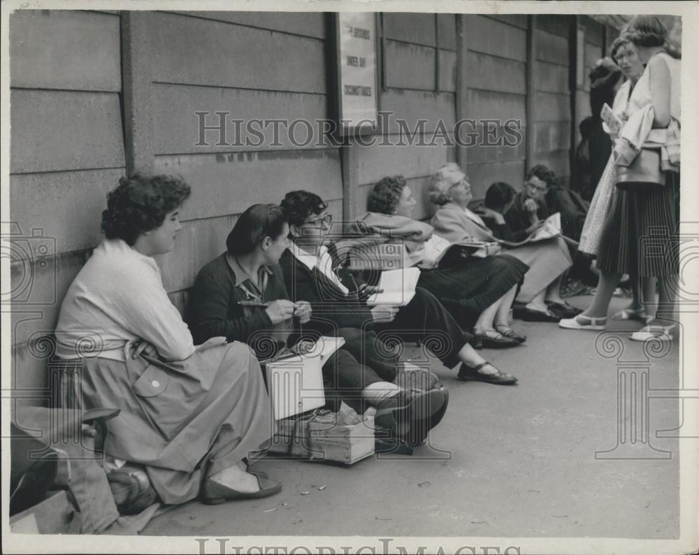 1959 Press Photo Queue of people for Wimbledon tennis tickets - Historic Images