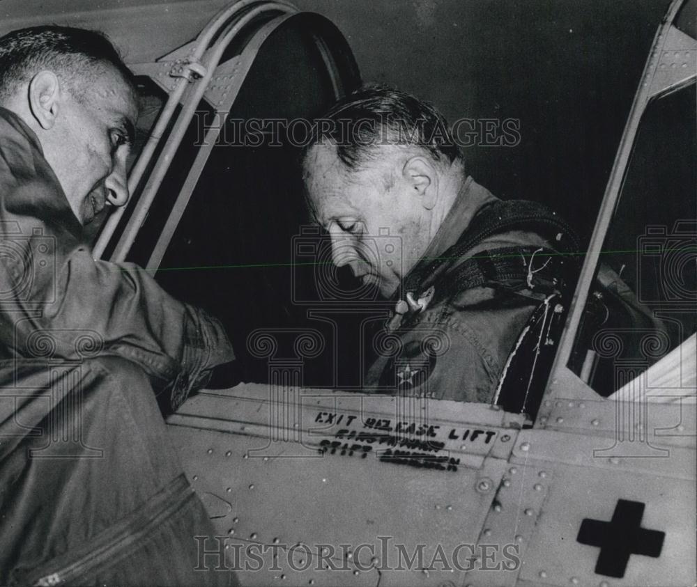 1956 Press Photo Gen. Lt. Kammbuber visited Furstenfeldbruck airport - Historic Images