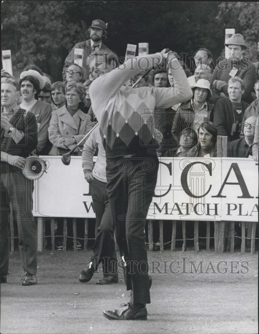 1972 Press Photo Tom Weiskoff driving at Wentworth golf - Historic Images