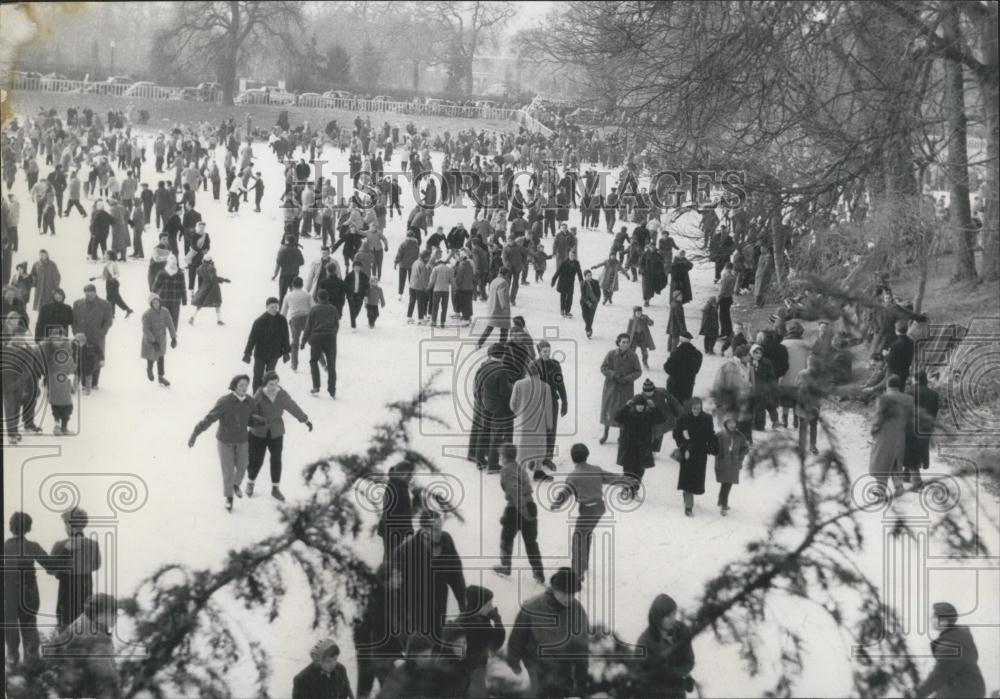1956 Press Photo Ice Skating In Full Swing Bois De Boulogne - Historic Images