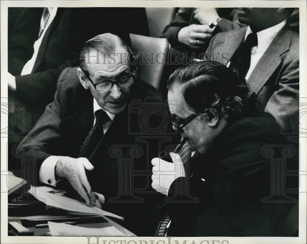 1972 Press Photo Waldheim With Ivor Richards UN Security Council. - Historic Images