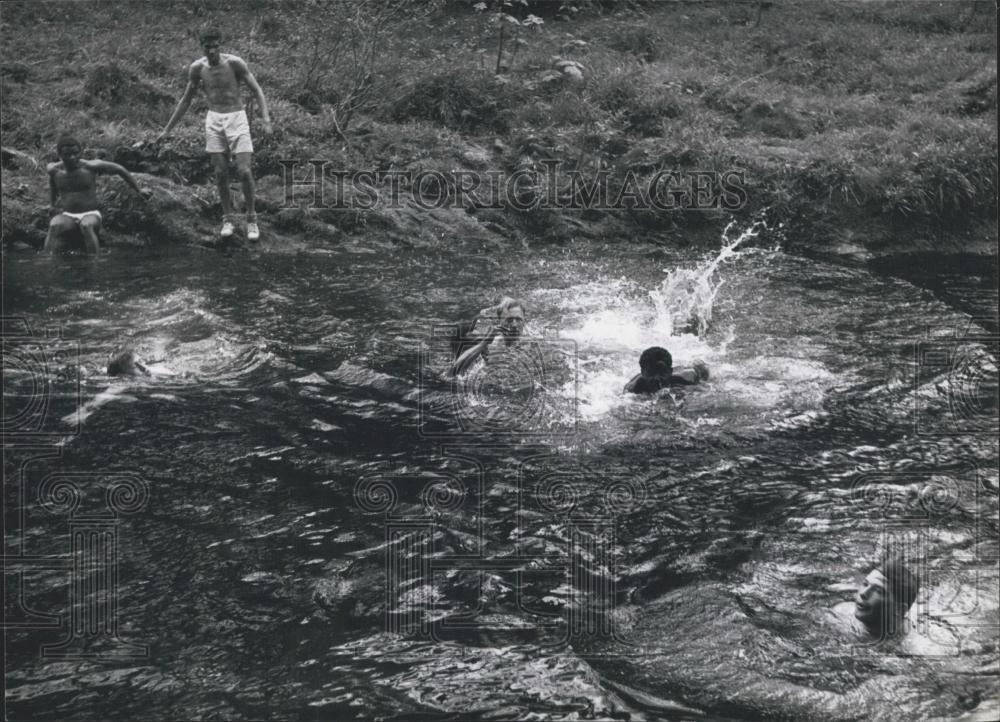 Press Photo Omar Swimming Fast Flowing Stream Obstacles - Historic Images