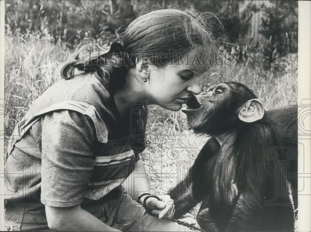 1973 Press Photo Woman Listens To Chimpanzee - Historic Images