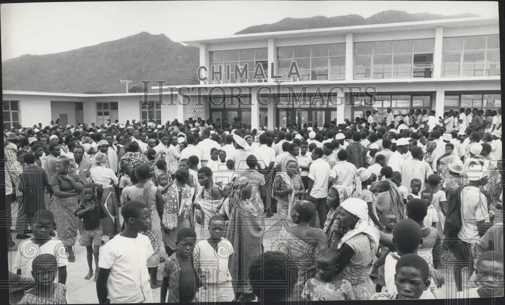 1974 Press Photo Villagers Congregate For First Train Through Chimala Station - Historic Images