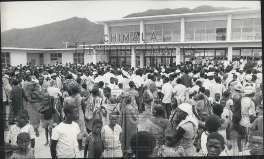 1974 Press Photo Villagers Congregate For First Train Through Chimala Station - Historic Images