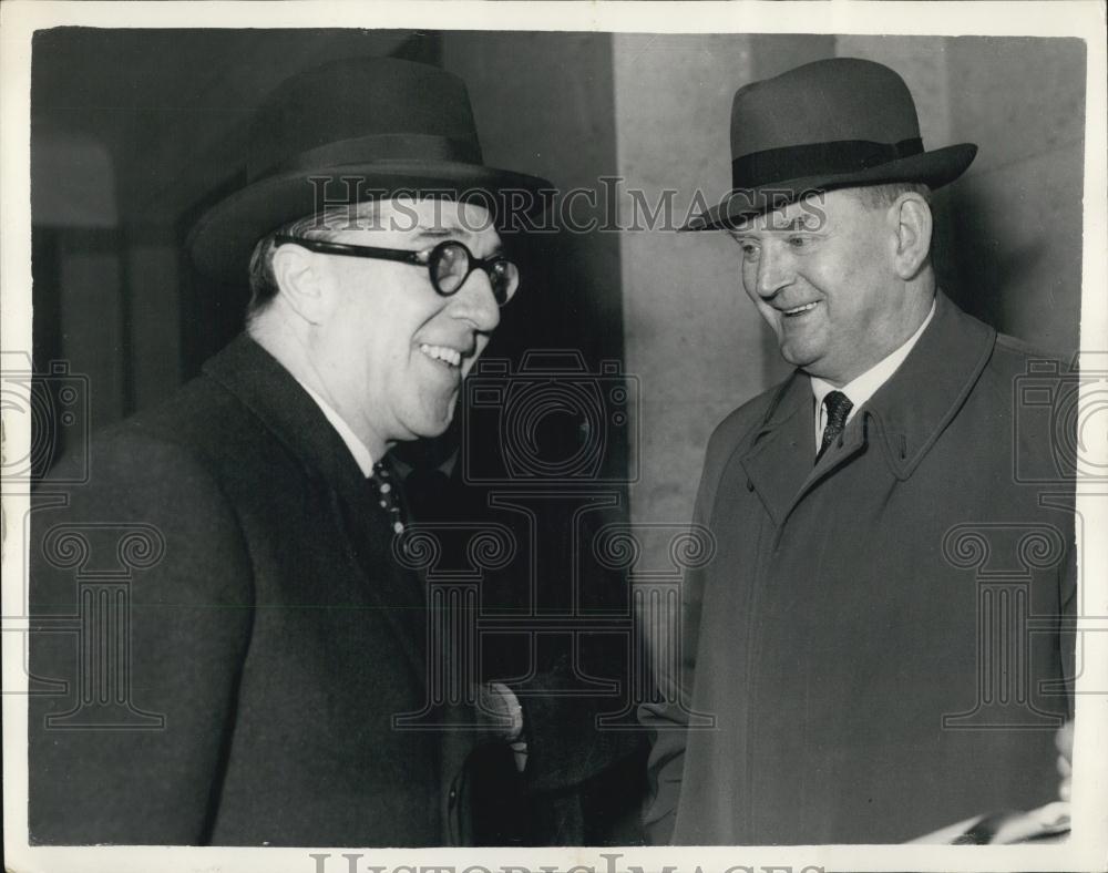 1956 Press Photo Sir Walter Monckton Minister Labor Jim Campbell Railwaymen - Historic Images