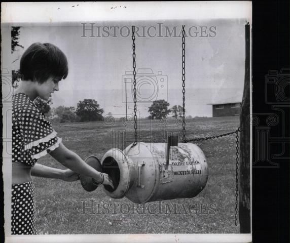 1966 Press Photo Richard L. Dunlavy mail milkcan - Historic Images