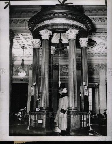 1952 Press Photo Lloyd&#39;s Bell Rings as Announcement - Historic Images