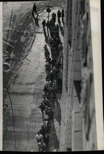 1963 Press Photo license plate tab line Woodward office - Historic Images