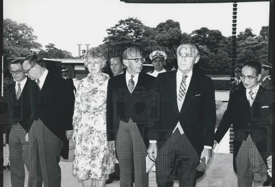 1977 Press Photo US Amb to Japan Mr. Mansfield at Imerial Palace - Historic Images