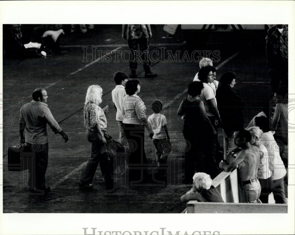 Press Photo New arrivals at the Key West Cuban refugee center at Key West - Historic Images