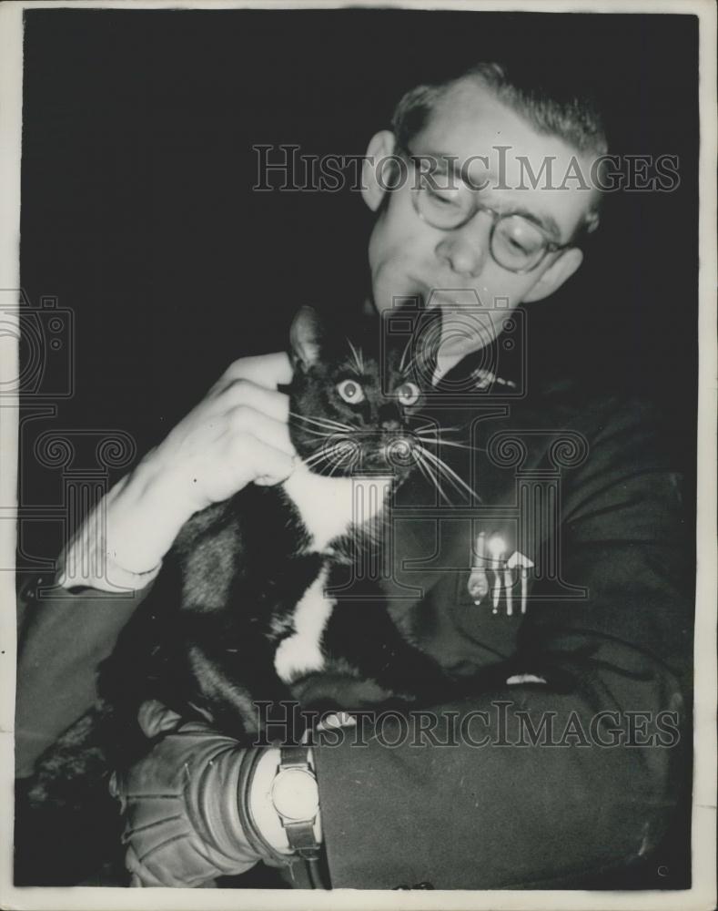 1953 Press Photo Cat rescued from 100 foot water tower - Historic Images